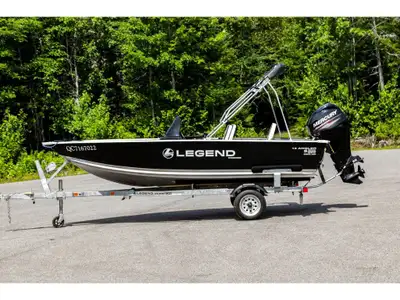 US-PLX50905A020 Le Legend 15 Angler est une embarcation compacte et polyvalente, idéale pour les pêc...