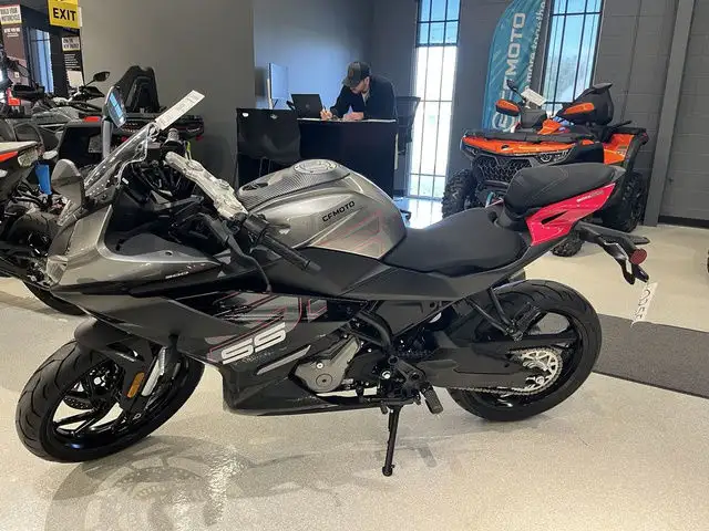 2025 CFMOTO 300SS in Street, Cruisers & Choppers in Calgary - Image 6