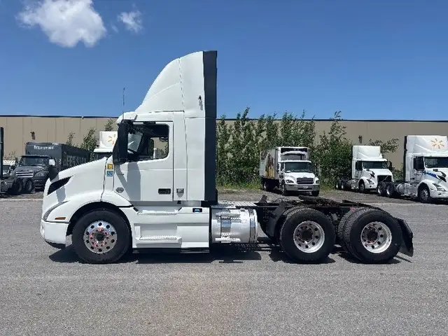 2020 Volvo VNR64300 in Heavy Trucks in Mississauga / Peel Region - Image 5