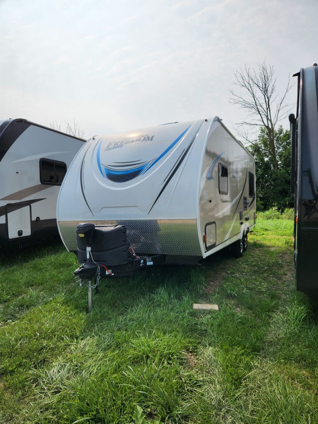 2019 FOREST RIVER Coachmen Freedom Express 204RD in Travel Trailers & Campers in London - Image 4