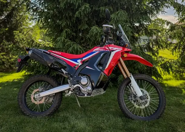 2019 HONDA CRF250L RALLY-RED! in Dirt Bikes & Motocross in Delta/Surrey/Langley - Image 2