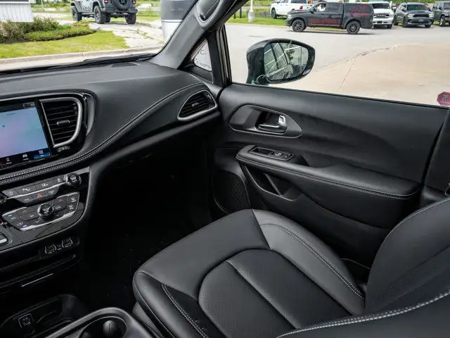 2025 Chrysler Pacifica Select in Cars & Trucks in Barrie - Image 25