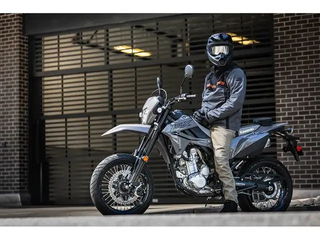 2025 Kawasaki KLX300SM RESERVE PAR TELEPHONE in Sport Bikes in Laval / North Shore - Image 3