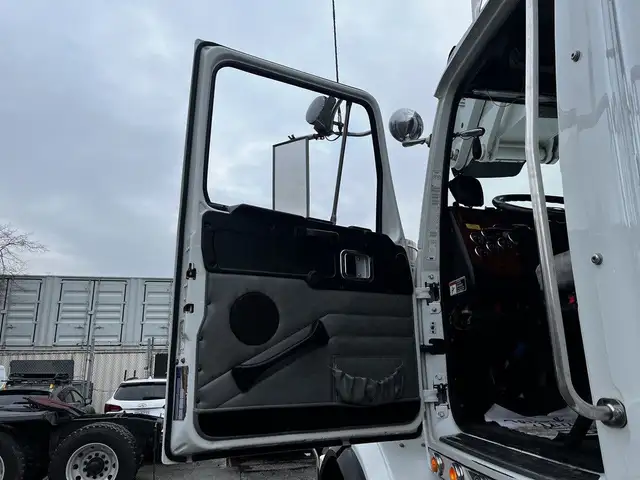 2011 Western Star 4900 Twin Steer DD15 Altec AH85A Bucket Truck in Heavy Trucks in Delta/Surrey/Langley - Image 46