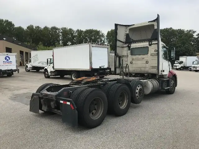 2021 Volvo VNL84300 dans Camions lourds dans Delta/Surrey/Langley - Image 8
