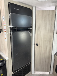 Della Terra DET241BH This under 30ft family travel trailer is sure to impress! Not only do the adult... (image 7)