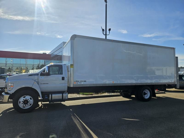 2022 Ford F-750 Diesel Regular Cab Base, 26ft Van Body, 6.7L V8  in Cars & Trucks in St. Albert - Image 2