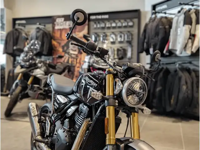 2025 Triumph Speed 400 // Phantom Black/Storm Grey in Dirt Bikes & Motocross in Winnipeg - Image 4