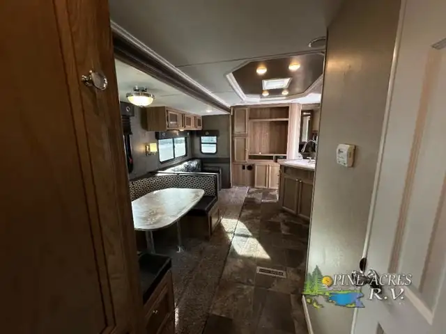 2015 Shasta RVs Revere 32DS in Travel Trailers & Campers in Truro - Image 24