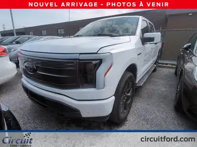 Le Ford F-150 Lightning Lariat 2023, avec sa grosse batterie, offre une autonomie impressionnante al...