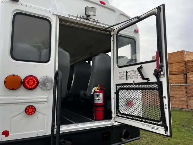 2013 international 4200 21 Passenger Bus Diesel Hydraulic Brakes in Heavy Trucks in Richmond - Image 23