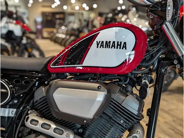 2017 Yamaha SCR950 // Charcoal Silver and Rapid Red in Dirt Bikes & Motocross in Winnipeg - Image 8