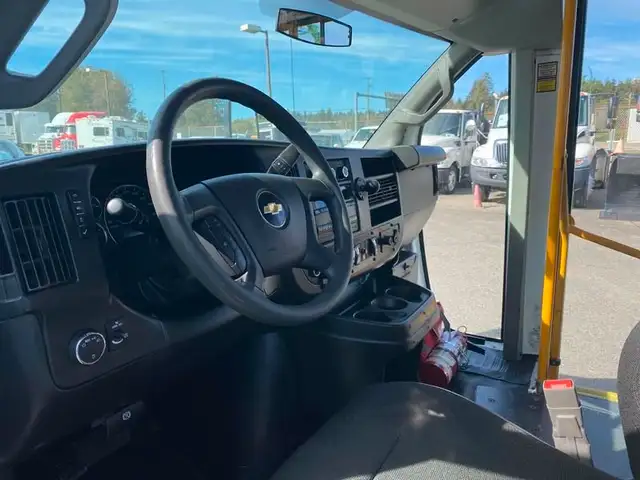 2017 chevrolet Express G4500 21 Passenger Bus With Wheelchair Ac in Heavy Trucks in Richmond - Image 15