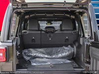 This Jeep Wrangler has a durable Regular Unleaded V-6 3.6 L/220 engine powering this Automatic trans... (image 7)