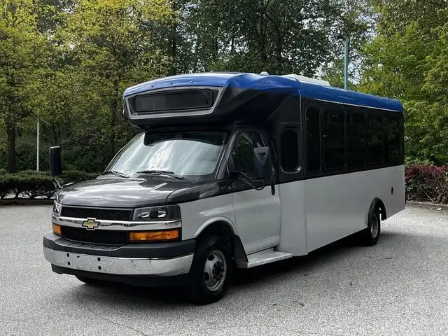 2019 chevrolet Express G4500 21 Passenger Bus With Wheelchair Ac in Heavy Trucks in Richmond - Image 6