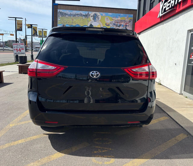 2017 Toyota Sienna 7-Pass FWD in Cars & Trucks in Calgary - Image 3