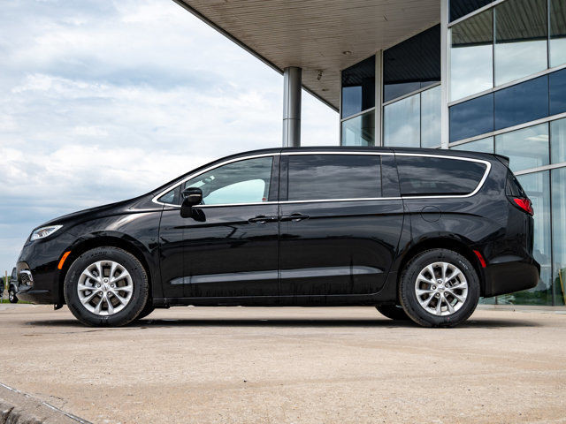 2025 Chrysler Pacifica Select in Cars & Trucks in Barrie - Image 4