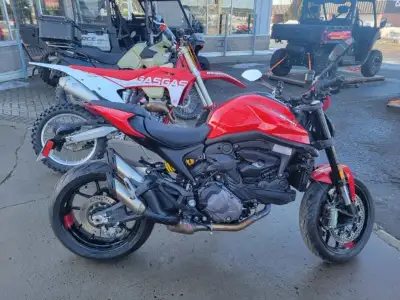 THIS ITALIAN LEGEND IS BARELY BROKEN IN! IMPECCABLE AND COMPLETELY STOCK. AN ONTARIO OR QUÉBEC SAFET...