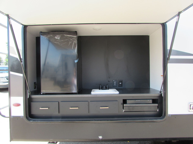 2022 OUTBACK 335CG KING BED/ OUTSIDE KITCHEN in Cargo & Utility Trailers in Red Deer - Image 3