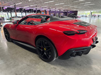 Laissez-nous vous présenter une icône moderne de l’élégance italienne : la Ferrari Roma Spider 2024,... (image 7)