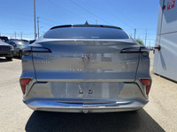 CLEAN CARFAX, ONE OWNER, LOW KM, Leather, Remote Start, Power Lift, Heated Seats, Wireless Charging,... (image 3)