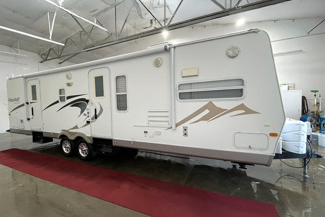 2010 Forest River Flagstaff 831FKSS – Pre-Owned Travel Trailer in Travel Trailers & Campers in Red Deer - Image 3