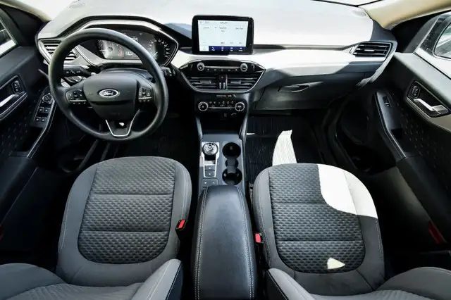 2020 Ford Escape SE • HEATED SEATS • CP/AA • NAV • PARK ASSIST in Cars & Trucks in Kingston - Image 16