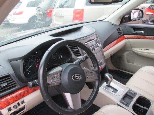2012 Subaru Outback Limited touring in Cars & Trucks in City of Montréal - Image 3