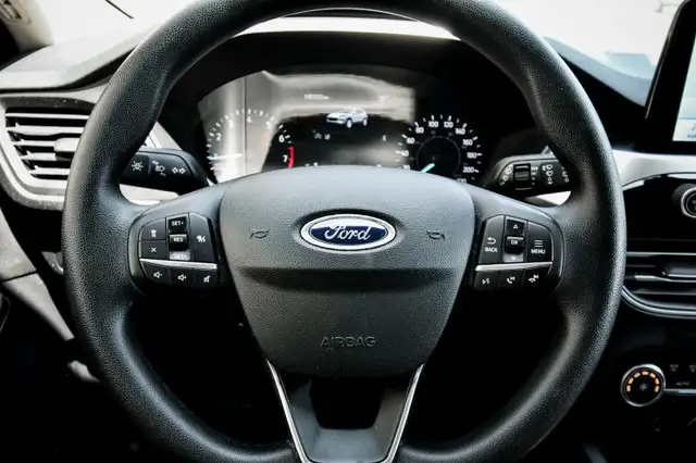 2020 Ford Escape SE • HEATED SEATS • CP/AA • NAV • PARK ASSIST in Cars & Trucks in Kingston - Image 17