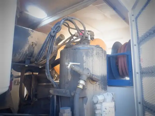 2006 ford F-650 Vacuum Truck 2WD Diesel in Heavy Trucks in Richmond - Image 34