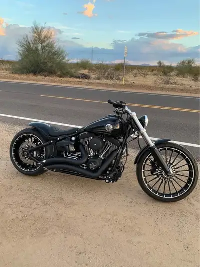 APPLY NOW: https://www.ridecollective.ca/get-pre-approved The 2017 Harley-Davidson Breakout (FXSB) i...