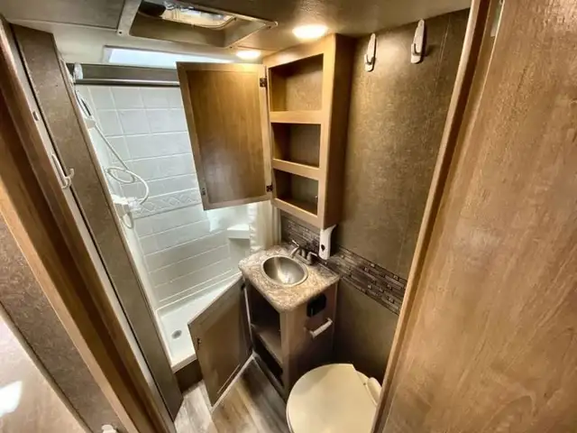 2020 Thor Motor Coach Chateau 22E in RVs & Motorhomes in Abbotsford - Image 21