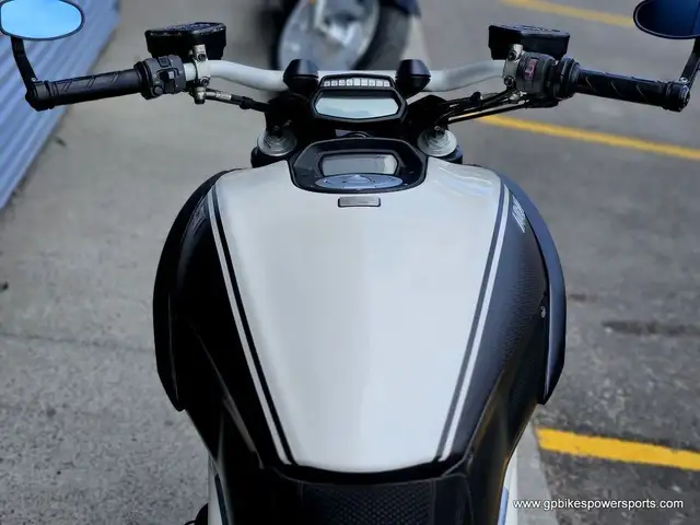 2013 Ducati Diavel AMG in Street, Cruisers & Choppers in Oshawa / Durham Region - Image 8