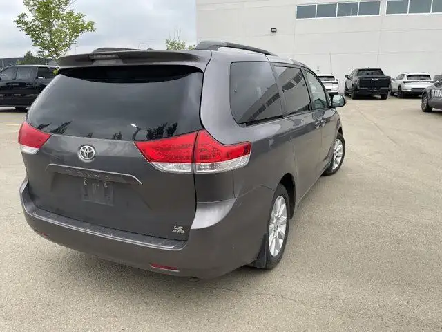2011 Toyota Sienna LE AWD 3.5L dans Autos et camions dans Comté de Strathcona - Image 6
