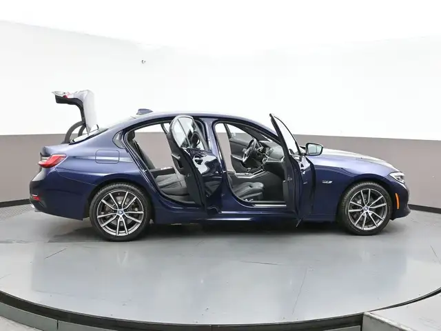 2022 BMW 3 Series 330e x-DRIVE PREMIUM ESSENTIAL PACKAGE, MOONRO dans Autos et camions dans Ville d’Halifax - Image 44
