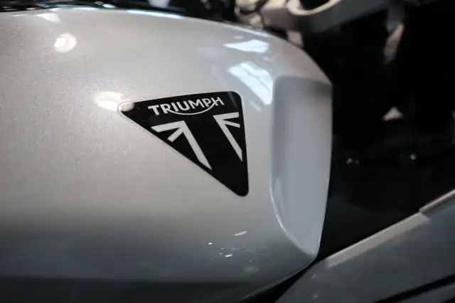 2025 Triumph Daytona 660 White/Black in Street, Cruisers & Choppers in Edmonton - Image 5
