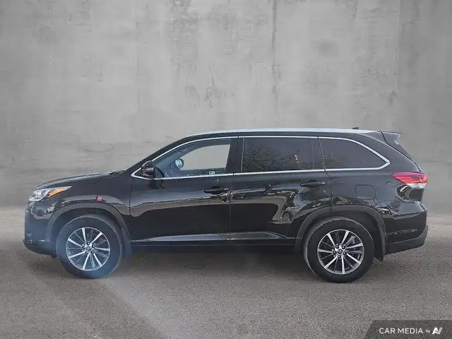 2017 Toyota Highlander XLE in Cars & Trucks in Ottawa - Image 3