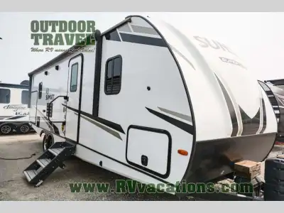 CrossRoads Sunset Trail travel trailer SS253RB highlights: Full Rear Bath Walk-In Pantry Tri-Fold So...