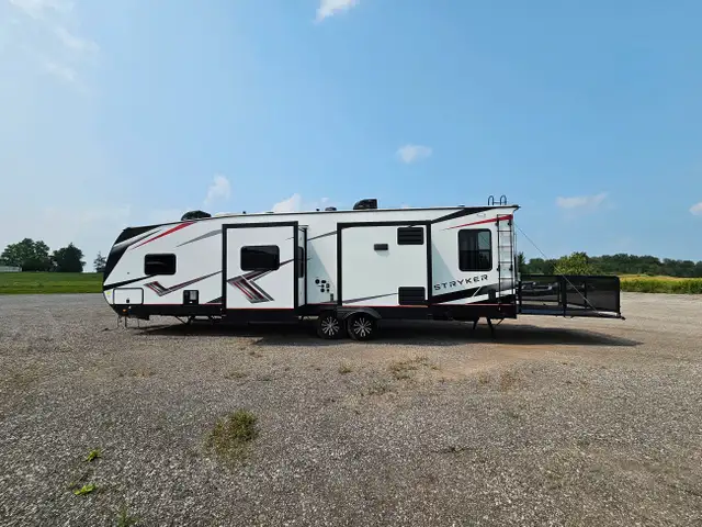 TOY HAULER CLEARANCE -STYKER 3414 W/REAR PATIO DECK UNDER COST in RVs & Motorhomes in London - Image 37