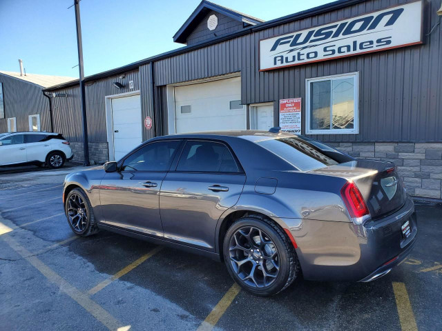  2019 Chrysler 300 300S-LEATHER-REMOTE START-REAR CAMERA in Cars & Trucks in Leamington - Image 4