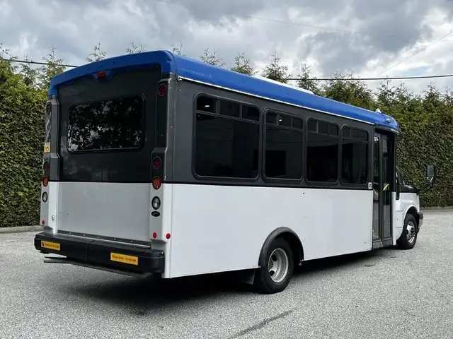 2019 chevrolet Express G4500 21 Passenger Bus With Wheelchair Ac in Heavy Trucks in Richmond - Image 11
