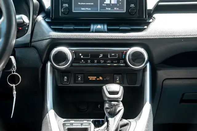 2020 Toyota RAV4 LE | CAM | HEATED SEATS | ONE OWNER in Cars & Trucks in City of Toronto - Image 15
