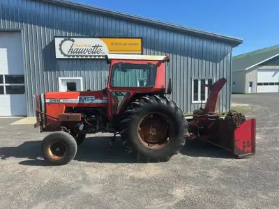 Tracteur avec Cabine 66 HP Donc pas de Taxes, Bons Pneus, Sorties d'huile double, Souffleuse avec ch...