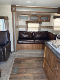 2015 Bullet 285 -Perfect couples trailer with extra sleeping for when you have guests staying over.... (image 2)
