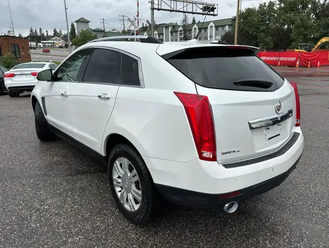 2013 Cadillac SRX Luxury AWD – Premium Comfort & Super Low Kms dans Autos et camions dans Calgary - Image 5