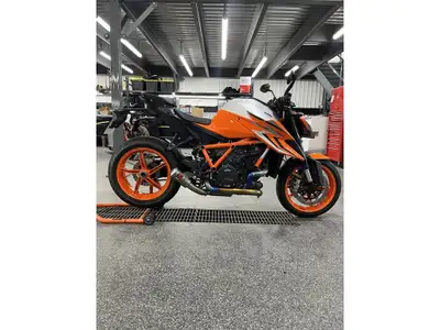 2023 KTM SUPER DUKE R super duke r full full avec akrapovic evo 4, tech pack etc etc Les photos peuv...