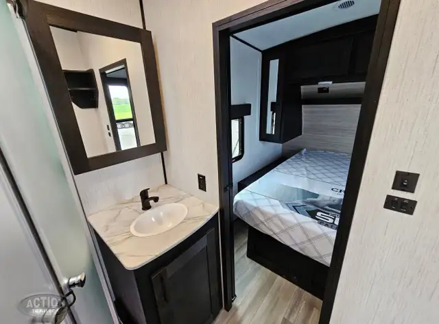 TOY HAULER CLEARANCE -STYKER 3414 W/REAR PATIO DECK UNDER COST in RVs & Motorhomes in London - Image 17