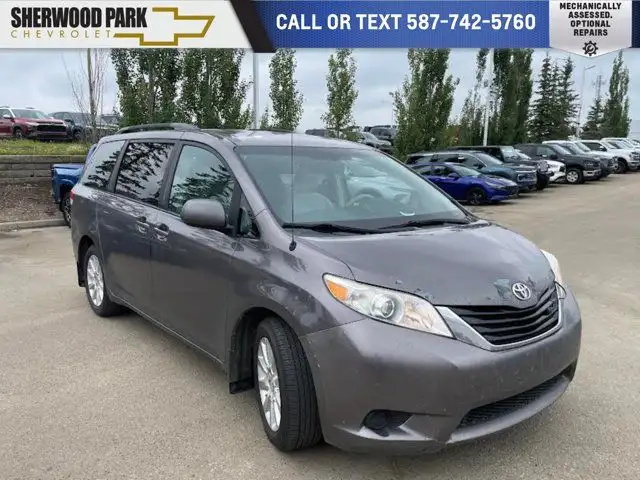 2011 Toyota Sienna LE AWD 3.5L dans Autos et camions dans Comté de Strathcona - Image 2