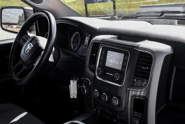 2023 Ram 1500 Classic Express dans Autos et camions dans Comté de Strathcona - Image 18
