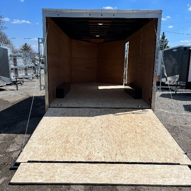 8.5x16 Tandem Axle 7.6Ft INT Height Enclosed Trailer in Cargo & Utility Trailers in Hamilton - Image 4
